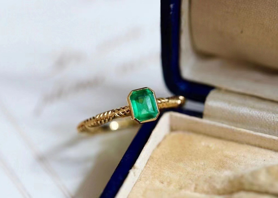0.51ct 자연적인 녹색 에메랄드 반지, 결혼식을 위한 18K 금 다이아몬드 반지