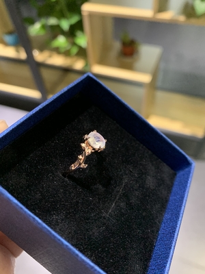 14K 장미 금 피박 꽃 라운드는 월장석 결혼 반지 약혼 반지를 줄였습니다