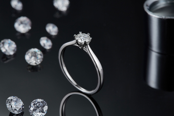 은메달 여자 반지와 0.5 ct  형태 6각형의  실험실 다이아몬드 보석