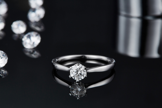 은메달 여자 반지와 0.5 ct  형태 6각형의  실험실 다이아몬드 보석