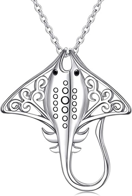 로스-시몬스 0.25 ct. t.w. 18개 킬로톤 금에서 블랙 다이아몬드 강조와 다이아몬드 해마 펜던트 목걸이