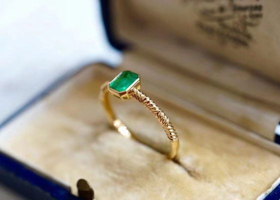0.51ct 자연적인 녹색 에메랄드 반지, 결혼식을 위한 18K 금 다이아몬드 반지