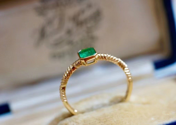 0.51ct 자연적인 녹색 에메랄드 반지, 결혼식을 위한 18K 금 다이아몬드 반지