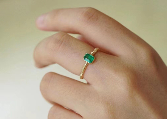 0.51ct 자연적인 녹색 에메랄드 반지, 결혼식을 위한 18K 금 다이아몬드 반지