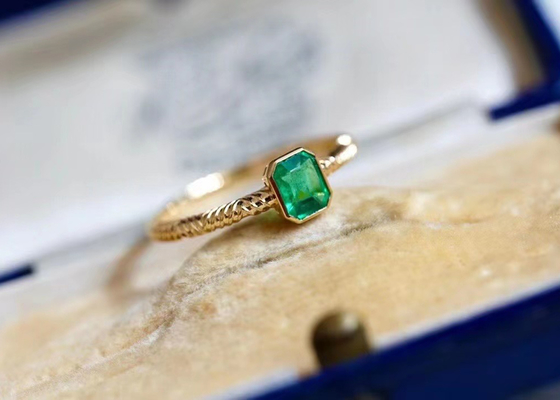 0.51ct 자연적인 녹색 에메랄드 반지, 결혼식을 위한 18K 금 다이아몬드 반지