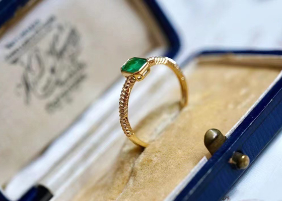 0.51ct 자연적인 녹색 에메랄드 반지, 결혼식을 위한 18K 금 다이아몬드 반지
