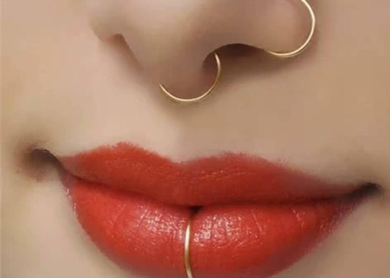 L에 의하여 형성되는 18k 금 코걸이, 끝 1.5-2.0mm 크기에 공을 가진 코걸이