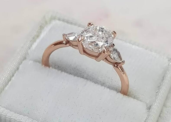 클로 세팅 쿠션 컷 다이아몬드 링 8×8mm 3 스톤 OEM