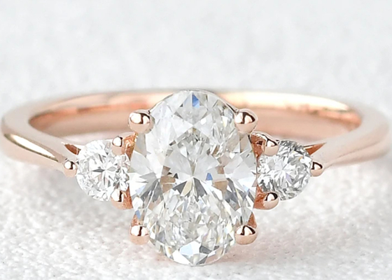 10K Gold Lab에서 성장한 Moissanite 반지 백색 타원형 커트 2.1ct 무게 7×9mm 모양