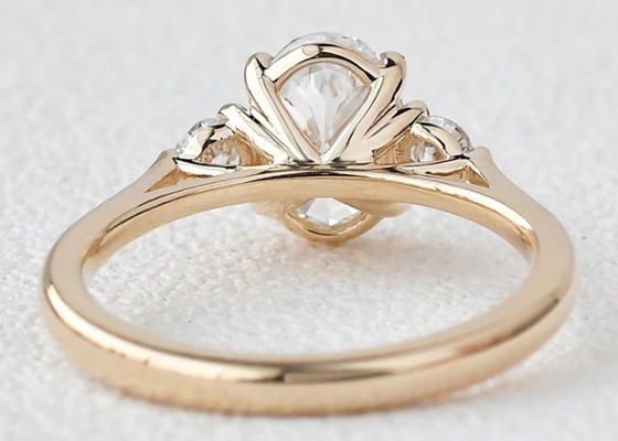 10K Gold Lab에서 성장한 Moissanite 반지 백색 타원형 커트 2.1ct 무게 7×9mm 모양
