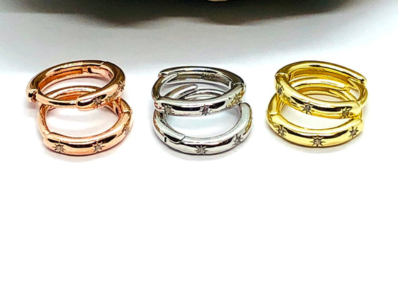 Moissanite 다이아몬드로 새겨진 8.4mm 후프 9K 골드 귀걸이 북극성