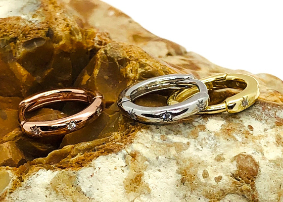 Moissanite 다이아몬드로 새겨진 8.4mm 후프 9K 골드 귀걸이 북극성