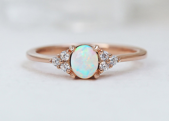 Cobochon 커트 9K 금 반지, 0.5ct 자연적인 단백석 반지 5×7MM 크기