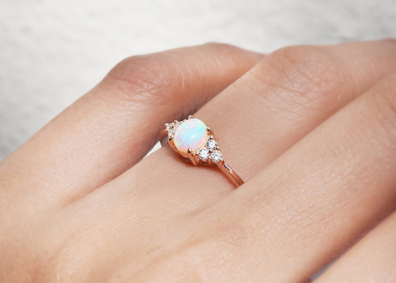 Cobochon 커트 9K 금 반지, 0.5ct 자연적인 단백석 반지 5×7MM 크기