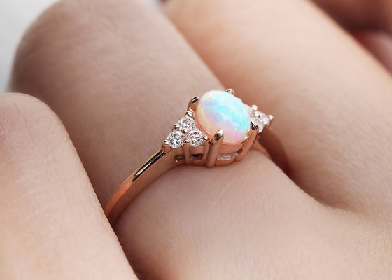 Cobochon 커트 9K 금 반지, 0.5ct 자연적인 단백석 반지 5×7MM 크기