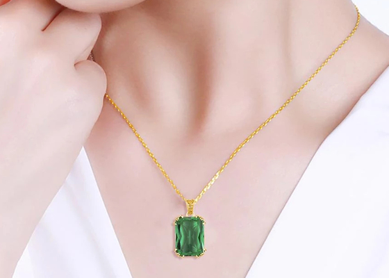 자연적인 에메랄드 펀던트를 가진 포도 수확 14K 금 목걸이 2.67ct 8×10mm