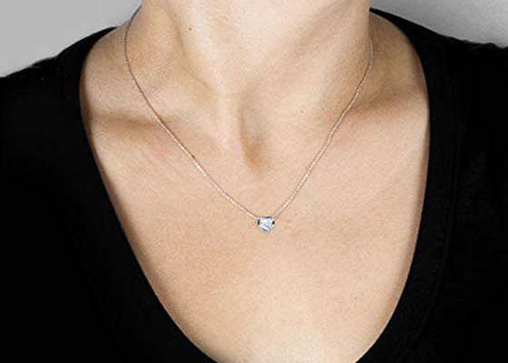 16인치 14K 골드 목걸이 6x6mm 모이사나이트가 포함된 하트 베젤 스타일