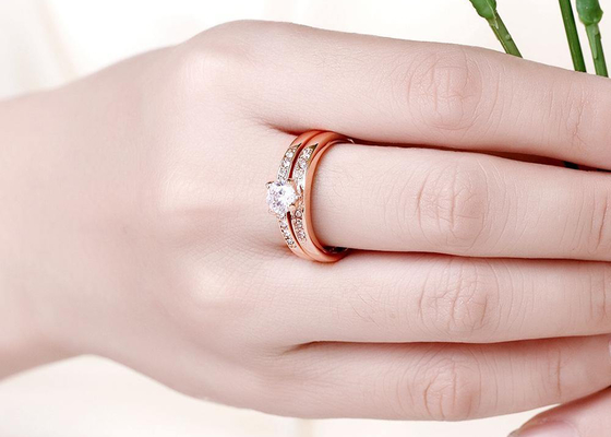 0.44CT 5mm 돌로 설정된 OEM 로즈 골드 약혼 및 결혼 반지